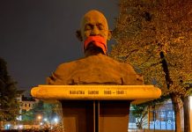 Bavagli rossi alle statue in città a Vicenza, azione di CasaPound contro Facebook e Instagram