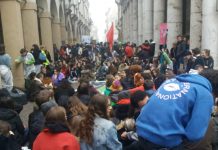 Studenti “occupano” corso Palladio e Benetton: “Block Friday”. Le immagini della protesta Studenti "occupano" corso Palladio e Benetton