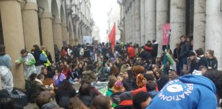 Studenti “occupano” corso Palladio e Benetton: “Block Friday”. Le immagini della protesta Studenti "occupano" corso Palladio e Benetton