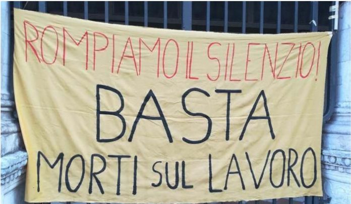 Morti sul lavoro, lo striscione