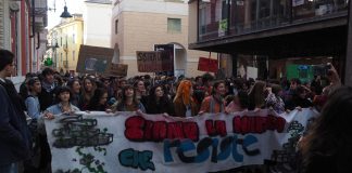 Fridays For Future Altovicentino, inscenata impiccagione e paralizzato traffico alla rotonda dei supermercati Fridays Altovicentino a Schio