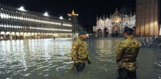 Acqua alta, il sindaco di Venezia Brugnaro commissario all’emergenza: “Insieme possiamo superare le difficoltà” Venezia allagata