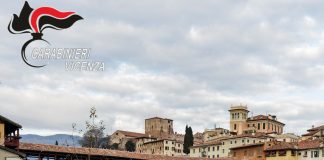 Lapidi dei partigiani trucidati dai nazisti danneggiate a Bassano, 25enne sferra calci e pugni: denunciato per vilipendio carabinieri bassano