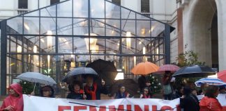 Le “mani rosse” delle donne in lotta contro il femminicidio: un centinaio da Campo Marzo a Piazza Signori femminicidio