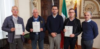 Ringraziate con pergamene tre associazioni di Maddalene per la manutenzione delle panchine