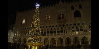 Musica e colori a San Marco, “illuminato” il Natale 2019 a Venezia. Il sindaco Brugnaro: “Auguri a chi ha subito danni”