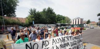 Flash mob a ponte degli Angeli, Comitato inquilini: “per urlare la rabbia verso giunta leghista” protesta Ater