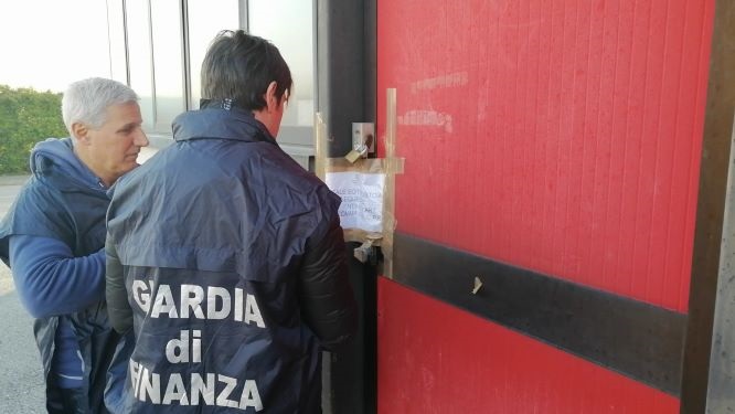 Guardia di Finanza sequestra laboratorio a Santorso