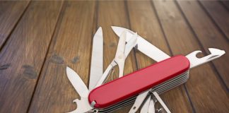 Ventenne si accoltella per amore davanti all’ex fidanzata coltellino ventenne