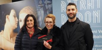 Ritratto di donna, consegnato un omaggio ad una visitatrice entrata in mostra