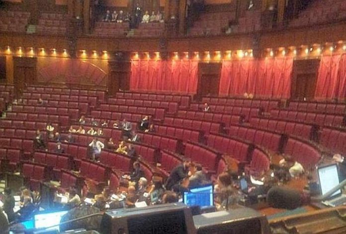 Camera dei deputati semi vuota