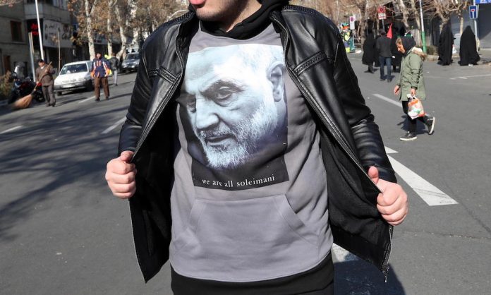 Un ragazzo al funerale di Qassem Suleimani a Teheran, Iran, 6 gennaio (EPA ABEDIN TAHERKENAREH ansa)