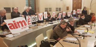 “Aim è dei vicentini”, protesta con cartelli dell’opposizione in Consiglio comunale La protesta Pd: Aim è dei vicentini