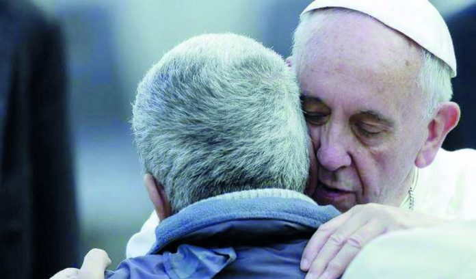 Papa Francesco abbraccia...