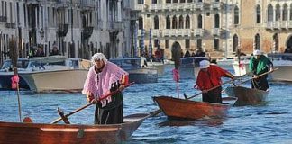 “Regata delle befane”: grande festa in Canal Grande a Venezia Regata delle Befane a Venezia