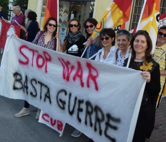 CUB Vicenza manifesta contro la guerra di fronte alla Ederle