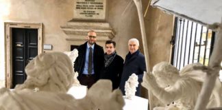 Lo scultore Marzari dona al Comune il presepe in terracotta smaltata