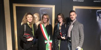 Ritratto di donna, consegnati omaggi a quattro visitatori della mostra