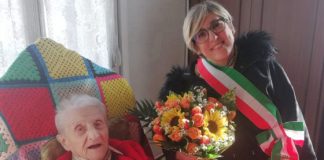 L’assessore Maino porta gli auguri dell’amministrazione a una concittadina centenaria