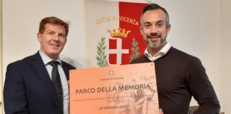 Parco Fornaci, consegnata la nuova targa del Parco della Memoria: era stata deturpata