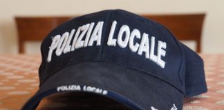 Subito individuata negoziante proprietaria dei soldi ritrovati dalla polizia locale: erano 1860 euro