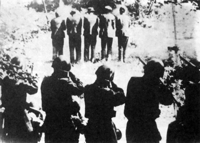 Foibe, l'antefatto: soldati italiani fucilano partigiani jugoslavi