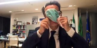 Vicenda camici anti-Covid in Lombardia e l’eredità di 5 milioni di Fontana: “ha fatto tutto mia madre” Attilio Fontana in difficoltà col Covid, anche nel mettere la mascherina