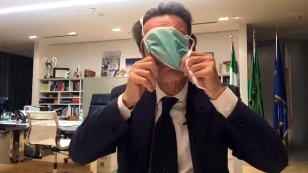Attilio Fontana in difficoltà col Covid, anche nel mettere la mascherina