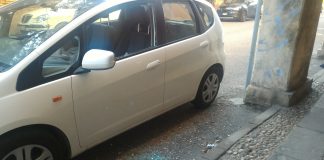 Raid ai finestrini anche nei quartieri, automobilisti esasperati. Colombara: “Rucco cabarettista” finestrini rotti