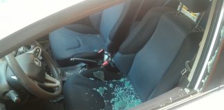 Finestrini in frantumi, altra notte di raid in città. A San Rocco sparite verifiche di un’insegnante