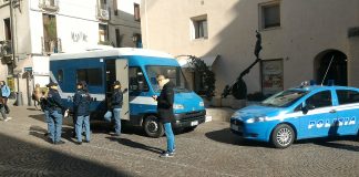 Scippo in scooter di pomeriggio a una 70enne, rubati 40 euro donne polizia