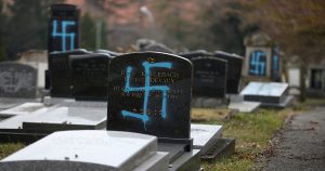 Antisemitismo: cimitero ebraico in Franca con svastiche azzurre