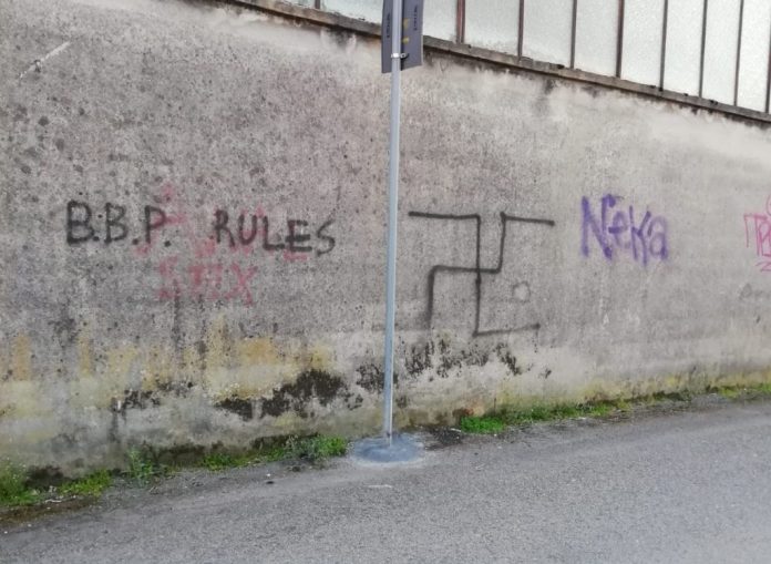 Antisemitismo e svastica su un muro di Vicenza