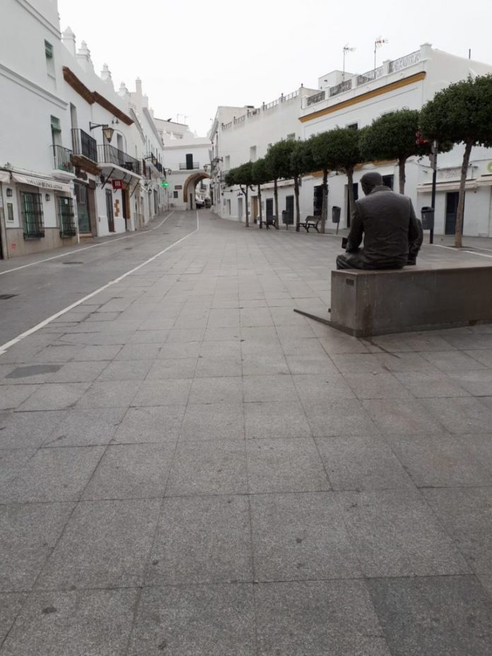 Una piazza vuota di un pueblo blanco andaluso