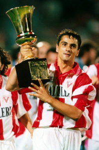 Giovedi 29 Maggio 1997 - Il capitano del Lanerossi Vicenza Giovanni Lopez solleva la Coppa Italia (da Wikipedia)