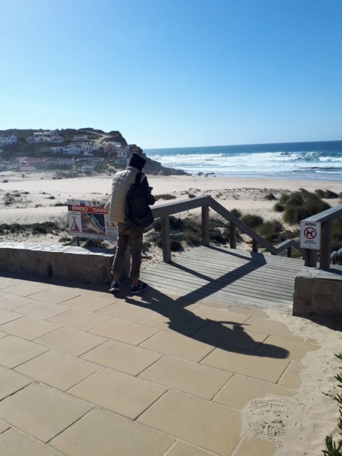 Il pittore e giornalista vicentino a Conil de la Frontera di fronte al mare, foto di Maurizio Mascarin