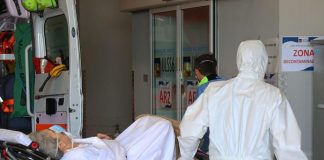 Covid Italia 1° novembre, 2.818 contagi e 20 morti. Green pass, Di Maio: “Non è gioco ma unica soluzione, altrimenti si richiude” Medici e infermieri italiani in azione contro il Covid dall'insorgere della pandemia