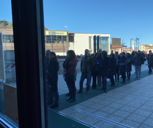 Fila senza cautele all'ingresso del tribunale, mentre all'interno i vigilantes indossano le mascherine