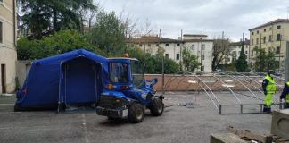 Coronavirus, installata la tenda per la mensa dei senza fissa dimora a San Marco