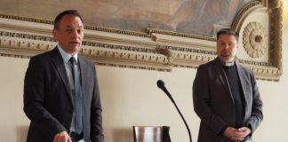 Coronavirus, nel piazzale del Teatro Astra altre due tende per i senzatetto