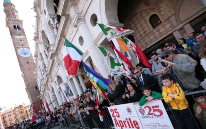 Un'immagine del Partito Democratico in piazza a Vicenza con le bandiere del Tricolore, Europa, Pace