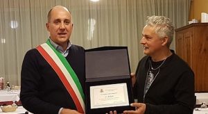 Il sindaco Ferronato, che approva l'iniziativa di solidarietà per il Coronavirus a Cresole, è qui ritratto col suo concittadino più illustre, Roberto Baggio
