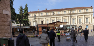 Coronavirus: mercati aperti completamente, parchi chiusi provvisoriamente per prescrizioni Dpcm In fila al mercato a Vicenza