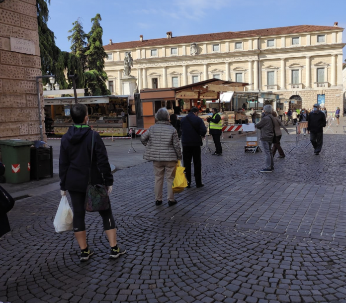 In fila al mercato a Vicenza
