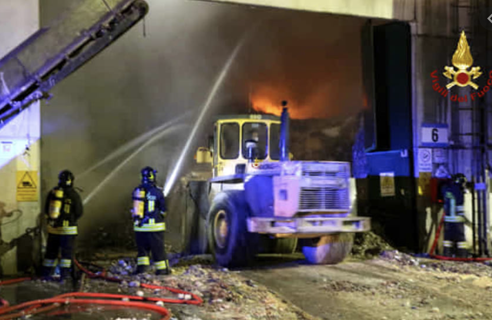 Incendio a Montebello ditta Futura srl operante nel settore dei rifiuti