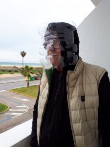 La maschera scafandro di Maurizio Mascarin, giornalista e pittore vicentino a Conil del la Frontera- "meglio che le mascherine"