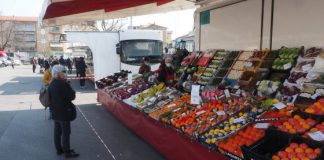 Sabato di primi mercati con accessi regolamentati, guanti e mascherine per tutti