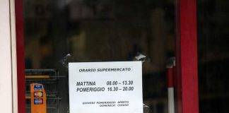 Il governo prolunga le chiusure, la Regione non ancora. Il dubbio sui supermercati aperti la domenica