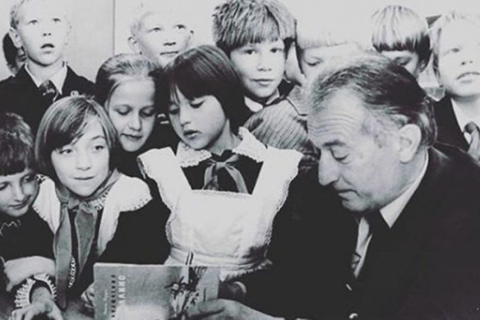 Gianni Rodari con i suoi piccoli lettori (foto da giornaledibrescia.it)