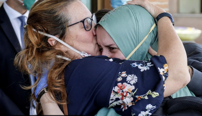 L'abbraccio tra Silvia e la madre a Ciampino (foto Rep+)